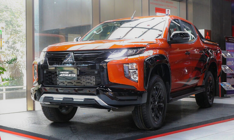 Mitsubishi Triton Athlete - bán tải thể thao cho khách Việt