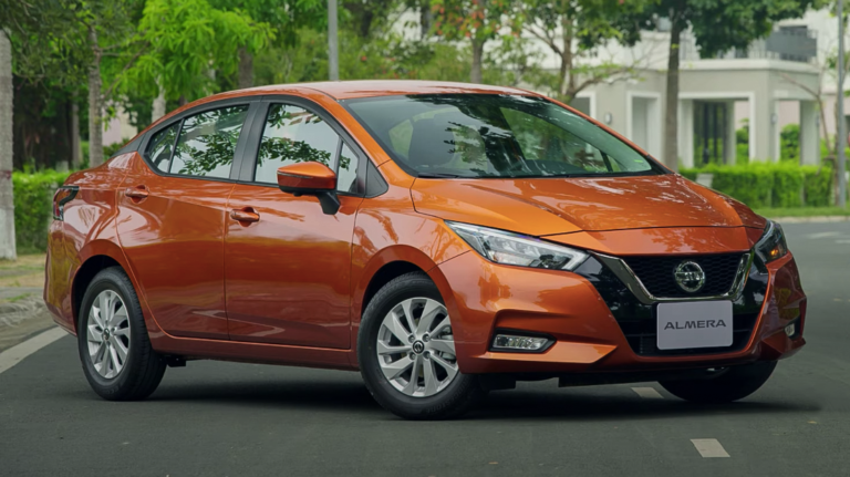 nissan-almera-giam-gia-de-xa-hang-ton-kho-3