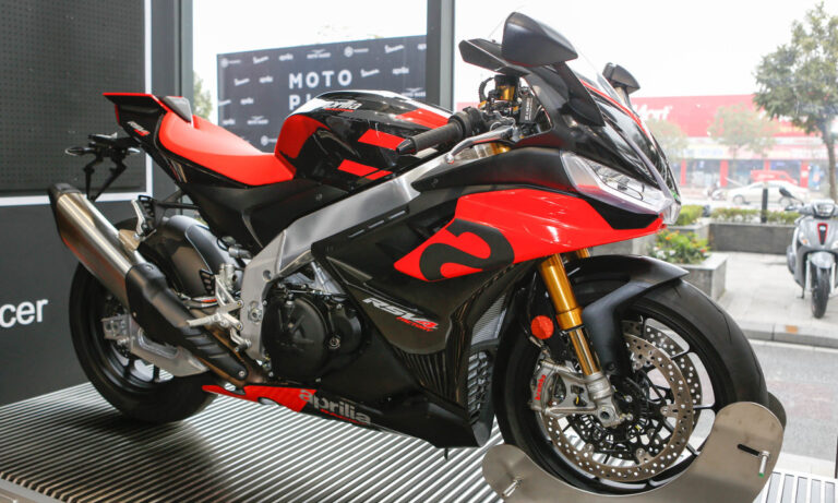 Siêu môtô Aprilia RSV4 Factory 1100 giá 885 triệu đồng