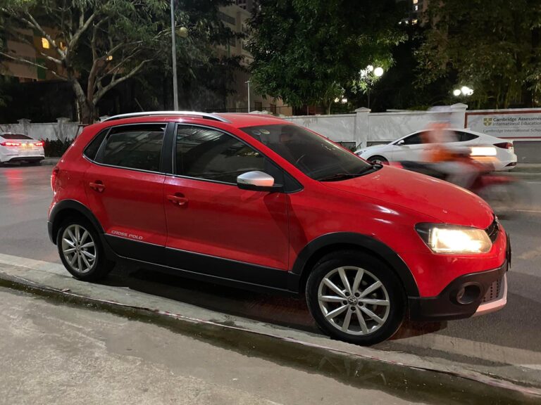 xe-hiem-volkswagen-cross-polo-hat-de-hon-suzuki-swift-1