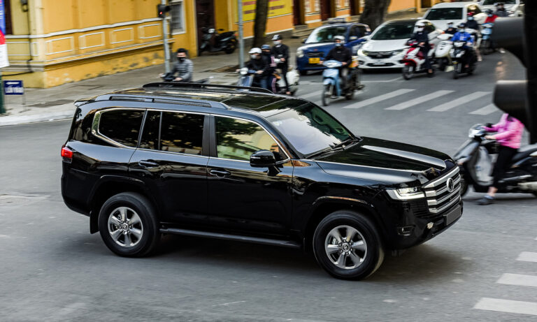 Toyota Land Cruiser kênh giá gần 1,2 tỷ đồng