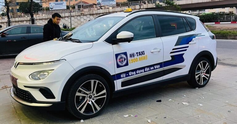 VinFast VF e34 gắn "mào" taxi gây xôn xao trong thời điểm xăng "bão giá"