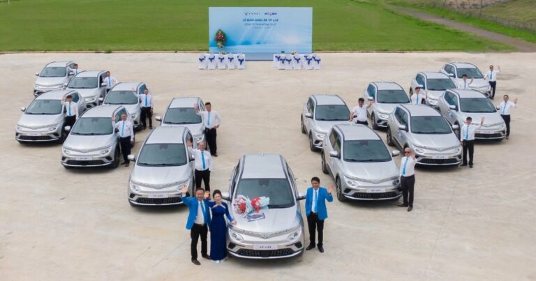 VinFast VF e34 chạy dịch vụ - lời giải cho bài toán di chuyển thời "bão giá"