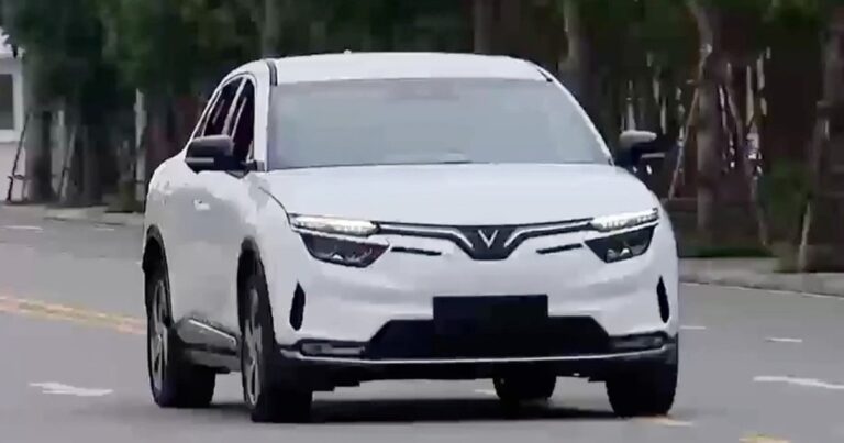Tỷ phú Phạm Nhật Vượng chở Chủ tịch nước Nguyễn Xuân Phúc trên VinFast VF8