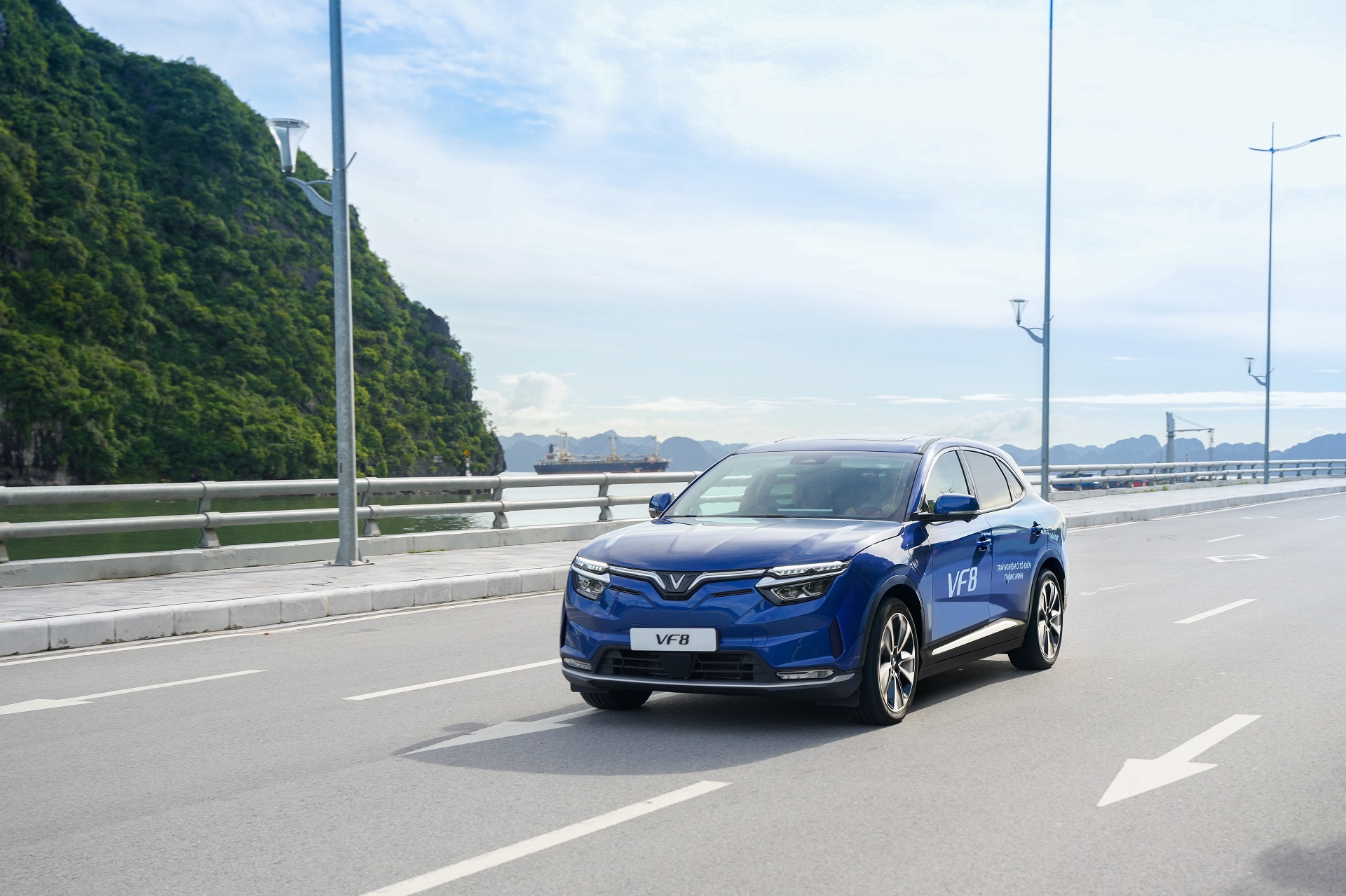 Chủ tịch tập đoàn VinGroup thành lập công ty cho thuê xe
Và taxi điện VinFast
