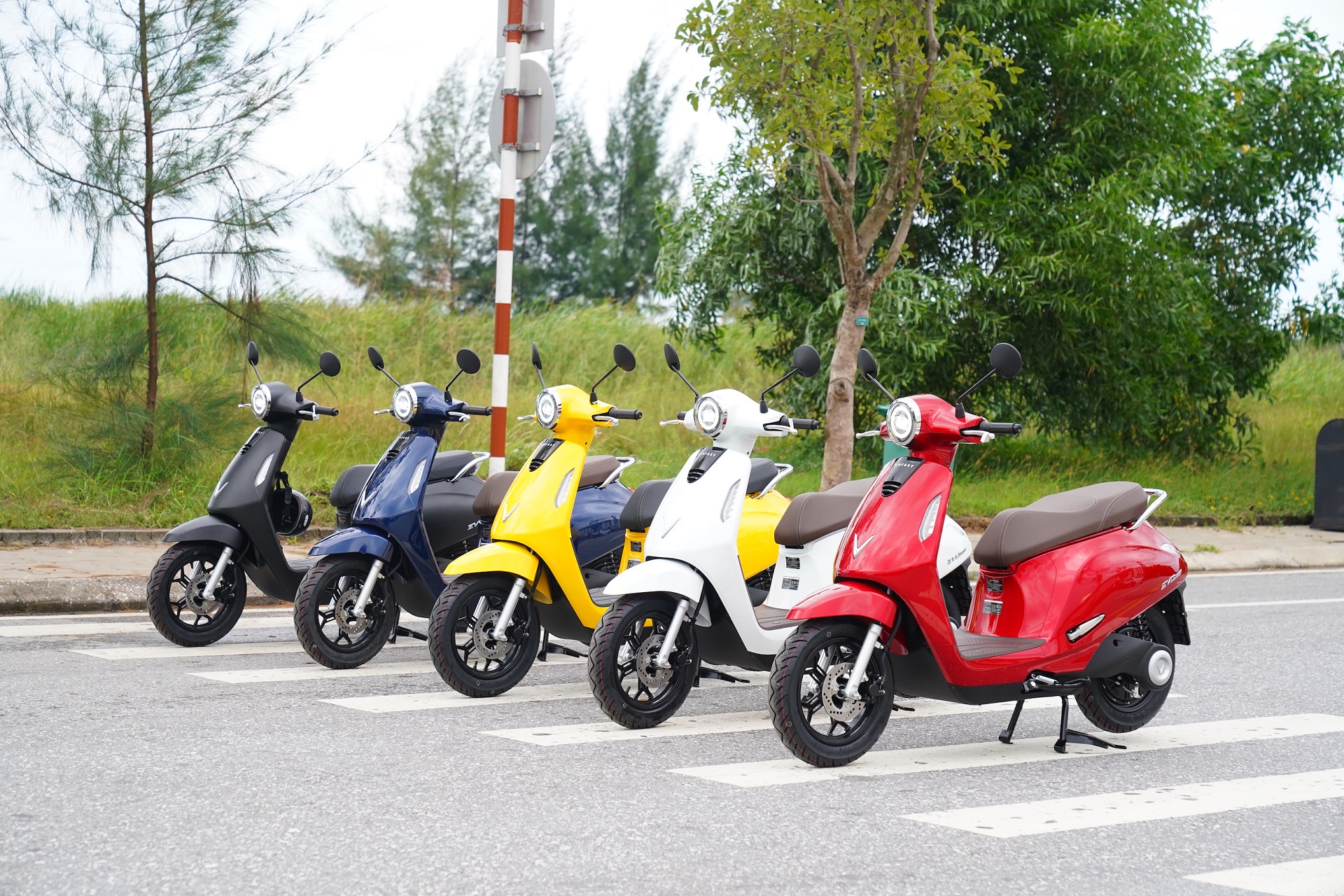 Chủ tịch tập đoàn VinGroup thành lập công ty cho thuê xe
Và taxi điện VinFast
