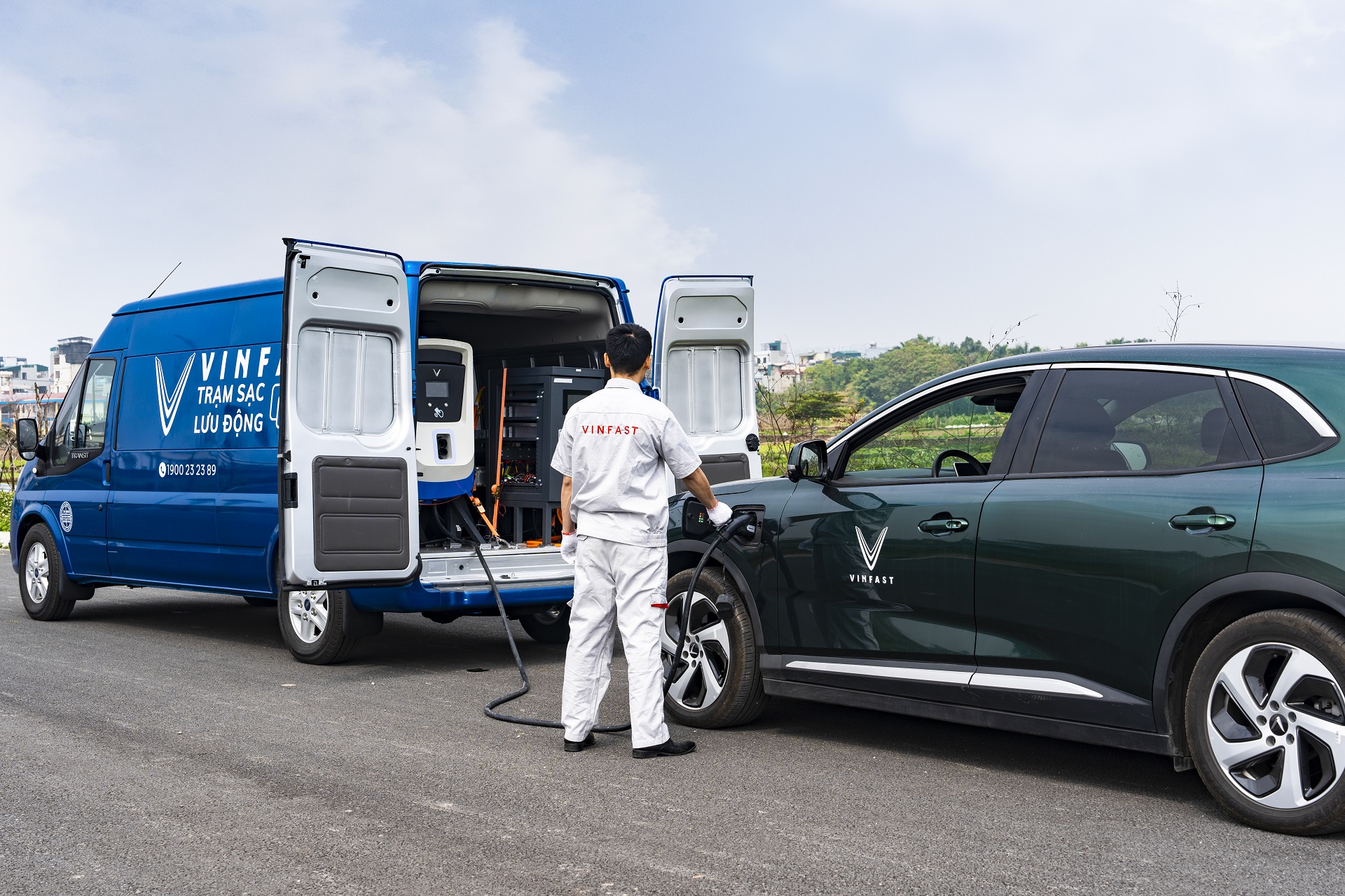 Công ty TNHH Kinh doanh Thương mại & Dịch vụ VinFast thông báo chính thức mở rộng triển khai dịch vụ Sạc pin lưu động 24/7 (Mobile Charging) và Sửa chữa lưu động (Mobile Service) trên toàn quốc. Với việc trở thành hãng xe đầu tiên và duy nhất tại Việt Nam cung cấp dịch vụ hỗ trợ lưu động tại tất cả các tỉnh thành, VinFast tái khẳng định chất lượng dịch vụ hậu mãi xuất sắc là một trong những giá trị cốt lõi mà công ty luôn hướng tới.
