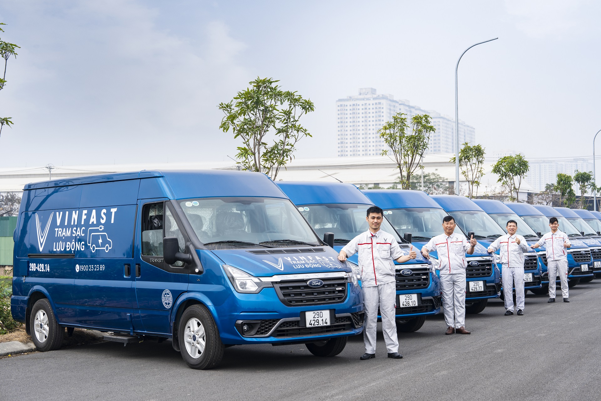 Công ty TNHH Kinh doanh Thương mại & Dịch vụ VinFast thông báo chính thức mở rộng triển khai dịch vụ Sạc pin lưu động 24/7 (Mobile Charging) và Sửa chữa lưu động (Mobile Service) trên toàn quốc. Với việc trở thành hãng xe đầu tiên và duy nhất tại Việt Nam cung cấp dịch vụ hỗ trợ lưu động tại tất cả các tỉnh thành, VinFast tái khẳng định chất lượng dịch vụ hậu mãi xuất sắc là một trong những giá trị cốt lõi mà công ty luôn hướng tới.