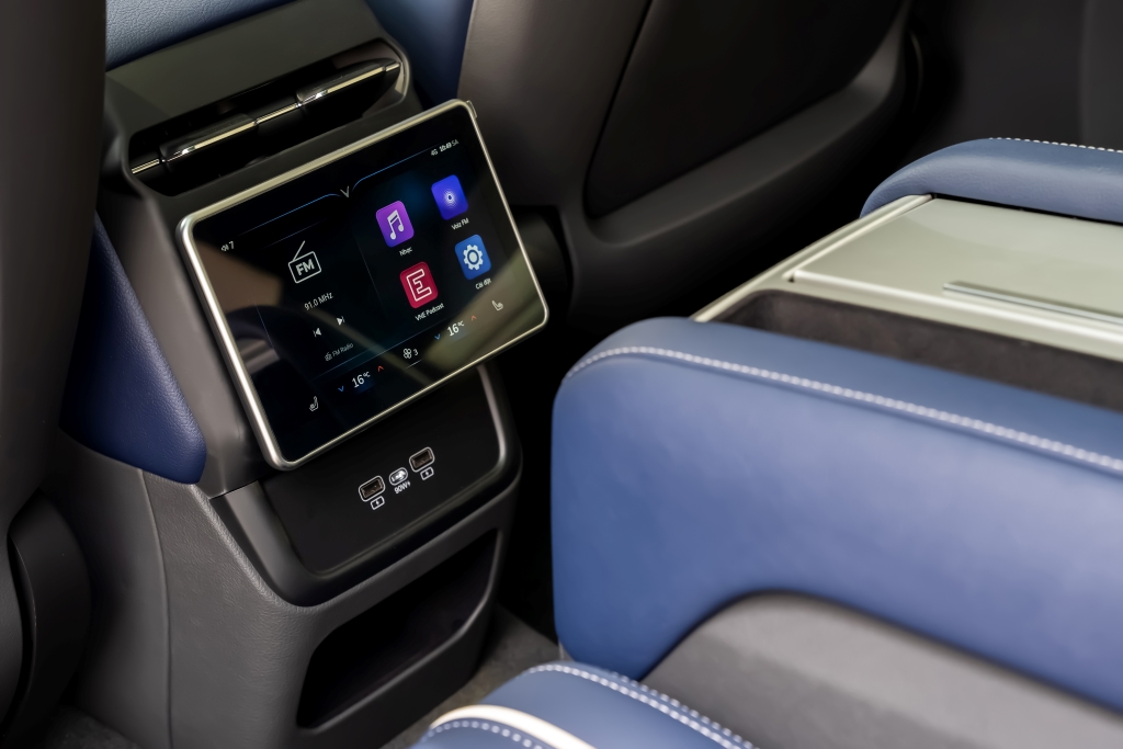 Trần kính toàn cảnh - tiện nghi đẳng cấp trên mẫu SUV điện hạng sang VinFast VF 9