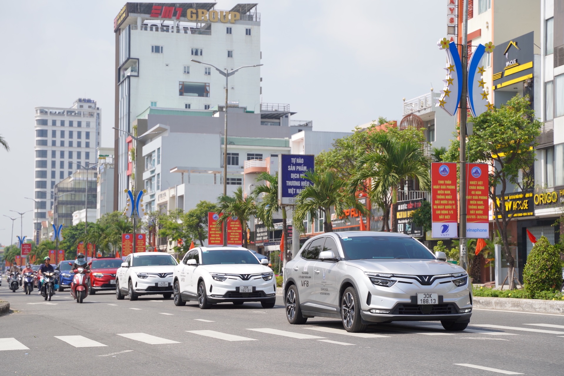 Dàn xe điện VinFast rực rỡ sắc màu khuấy đảo đường phố Đà Nẵng