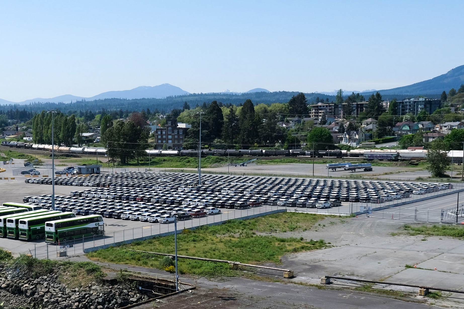 Lô xe VinFast VF 8 đầu tiên cập cảng Canada - sẵn sàng bàn giao từ tháng 6/2023