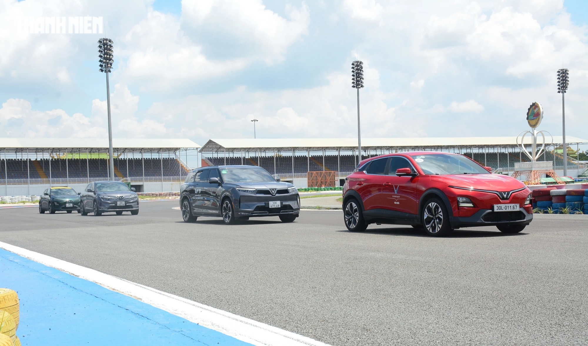 Thử sức dàn ô tô điện VinFast trên đường đua- Ảnh 4. Thử sức dàn ô tô điện VinFast trên đường đua- Ảnh 4.