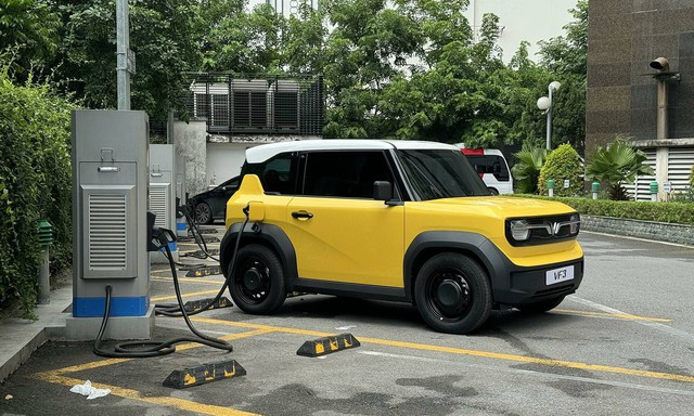Ai nên mua bộ sạc cầm tay cho VinFast VF 3 giá 4 triệu đồng?- Ảnh 1. Ai nên mua bộ sạc cầm tay cho VinFast VF 3 giá 4 triệu đồng?- Ảnh 1.