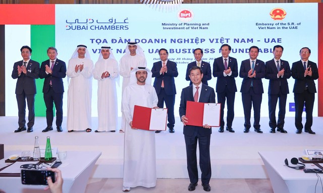 Vingroup, VinFast ký kết với 4 tập đoàn hàng đầu UAE- Ảnh 1. Vingroup, VinFast ký kết với 4 tập đoàn hàng đầu UAE- Ảnh 1.