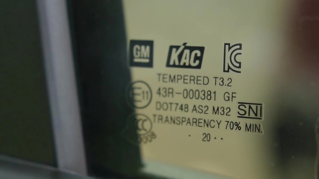 Nên phá kính nào trên ô tô để thoát hiểm khi gặp tai nạn?- Ảnh 1. Kính cường lực (Tempered) dễ vỡ khi bị tác dụng lực, giúp thoát hiểm nhanh chóng