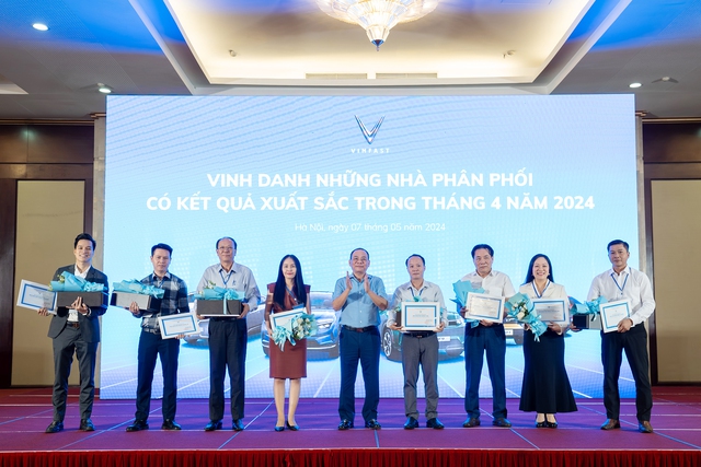 Tỉ phú Phạm Nhật Vượng gây sốt với VF3, giá chỉ từ 235 triệu đồng- Ảnh 2. Chủ tịch Vingroup Phạm Nhật Vượng vinh danh những nhà phân phối có kết quả kinh doanh xuất sắc tại Hội nghị Nhà phân phối Ô tô điện VinFast toàn quốc 2024.