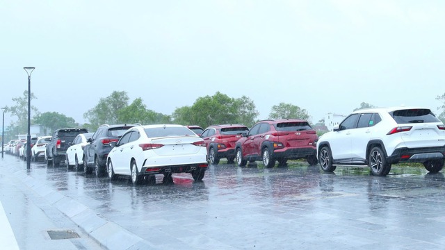 VinFast hỗ trợ cho chủ xe bị ảnh hưởng bởi bão số 10 - Ảnh 2.