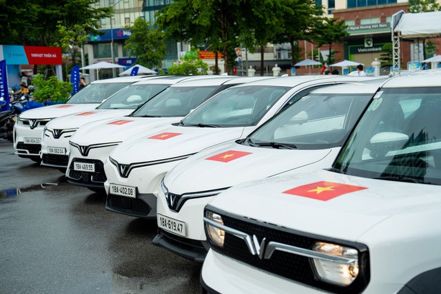 VinFast tặng 100.000 bộ decal Quốc kỳ Việt Nam mừng đại lễ 2.9 - Ảnh 2.