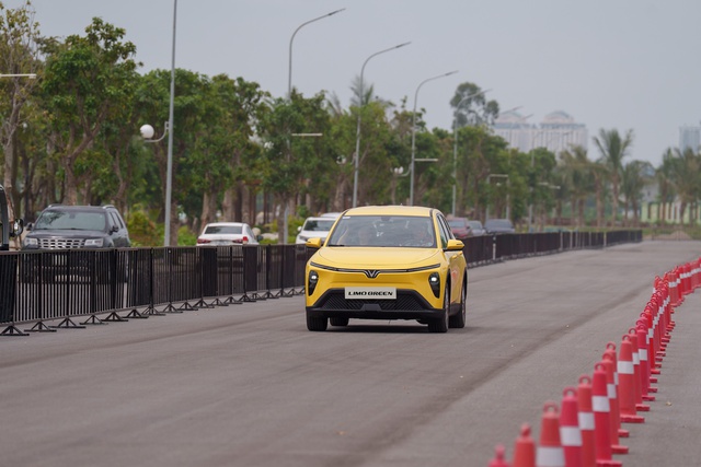 Xe điện 7 chỗ VinFast vừa bàn giao có gì 'đấu' phân khúc MPV dưới 800 triệu? - Ảnh 2. Xe điện 7 chỗ VinFast vừa bàn giao có gì 'đấu' phân khúc MPV dưới 800 triệu? - Ảnh 2.