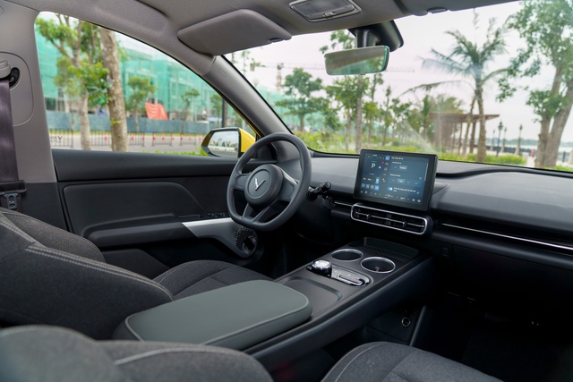 Xe điện 7 chỗ VinFast vừa bàn giao có gì 'đấu' phân khúc MPV dưới 800 triệu? - Ảnh 3. Xe điện 7 chỗ VinFast vừa bàn giao có gì 'đấu' phân khúc MPV dưới 800 triệu? - Ảnh 3.