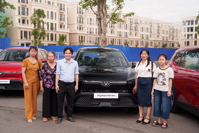 VinFast bàn giao lô xe Limo Green chuyên vận tải đầu tiên cho khách hàng- Ảnh 2. VinFast bàn giao lô xe Limo Green chuyên vận tải đầu tiên cho khách hàng- Ảnh 2.