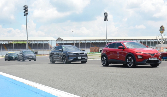 VinFast Limo Green bán hơn 2.100 xe trong tháng 9.2025, vượt Mitsubishi Xpander - Ảnh 1. VinFast Limo Green bán hơn 2.100 xe trong tháng 9.2025, vượt Mitsubishi Xpander - Ảnh 1.