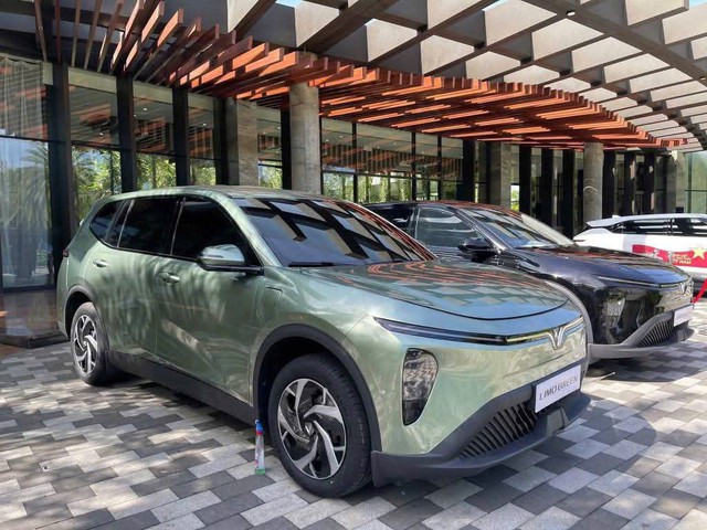 Xe điện 7 chỗ của VinFast lộ ảnh nội thất, ít nút bấm vật lý- Ảnh 1. Xe điện 7 chỗ của VinFast lộ ảnh nội thất, ít nút bấm vật lý- Ảnh 1.